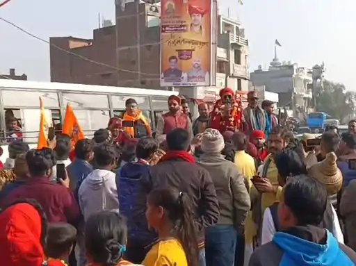 शस्त्रों के साथ उतरे 21 संन्यासी, तलवारबाजी और गदा के करतब देख दंग रह गए लोग