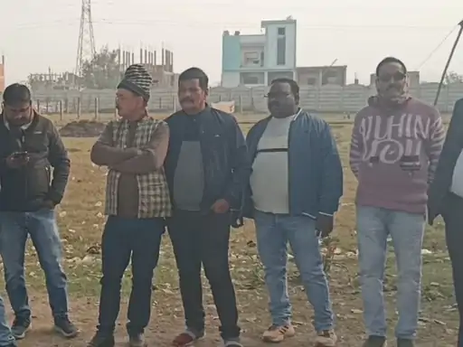 सभासदों ने कहा- 'प्रशासन की गोद में फल-फूल रहा अवैध कब्जा'
