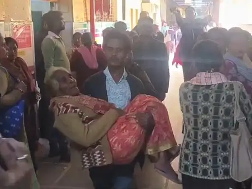 शर्मनाक! उन्नाव जिला अस्पताल की खुली पोल, स्ट्रेचर नहीं मिला तो नानी को गोद में उठाकर भटकता रहा युवक; वीडियो वायरल