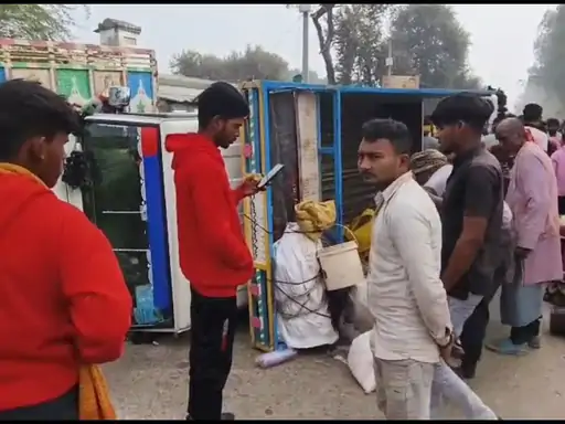 बांदा में चीख-पुकार: मुंडन संस्कार की खुशियां मातम में बदलीं, अनियंत्रित होकर पलटी पिकअप; मासूम समेत 10 घायल, 4 की हालत नाजुक