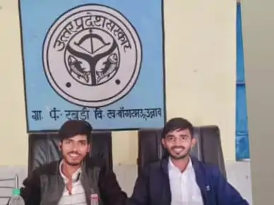 ग्राम सचिवालय बना 'पिकनिक स्पॉट'! सरकारी कुर्सी पर बैठ युवक ने लहराई कोल्ड ड्रिंक