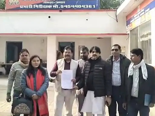 डिंपल और अदिति यादव की तस्वीरों से छेड़छाड़