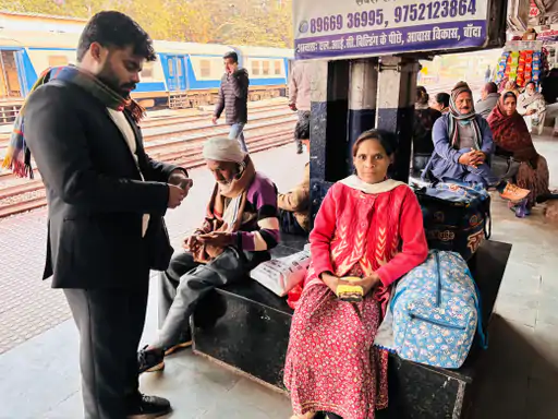 बिना टिकट सफर करने वाले 377 यात्री धरे गए, 2.62 लाख का वसूला जुर्माना