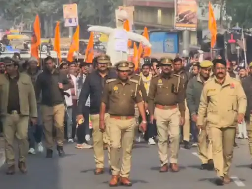 बांदा में 'हिंदू' आक्रोश: बांग्लादेश में हो रहे अत्याचार के खिलाफ सड़कों पर उतरे विहिप-बजरंग दल