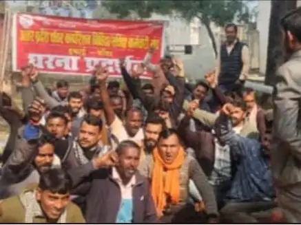 कालेश्वर विद्युत सब स्टेशन पर संविदा कर्मियों का हल्लाबोल