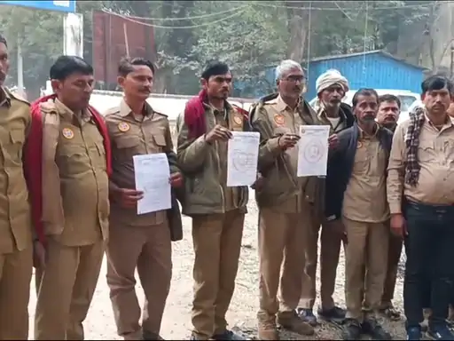 13 सूत्रीय मांगों को लेकर DM को ज्ञापन; 1 सितंबर को 'ड्राइवर दिवस' घोषित करने की मांग
