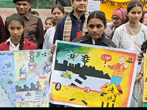 आर्यकन्या की छात्राओं ने नुक्कड़ सभा से सिखाया सड़क सुरक्षा का पाठ