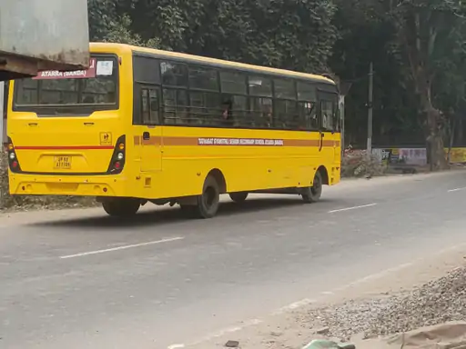 अतर्रा में प्रशासन को ठेंगा! भीषण शीतलहर और 2 जनवरी तक छुट्टी के बावजूद खुले स्कूल