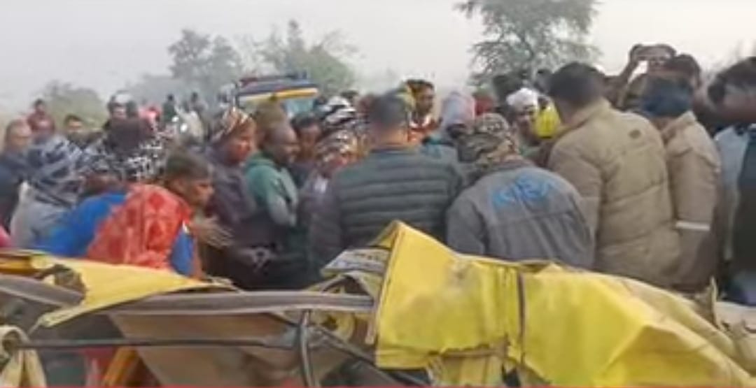 डम्फर और ऑटो की भीषण टक्कर