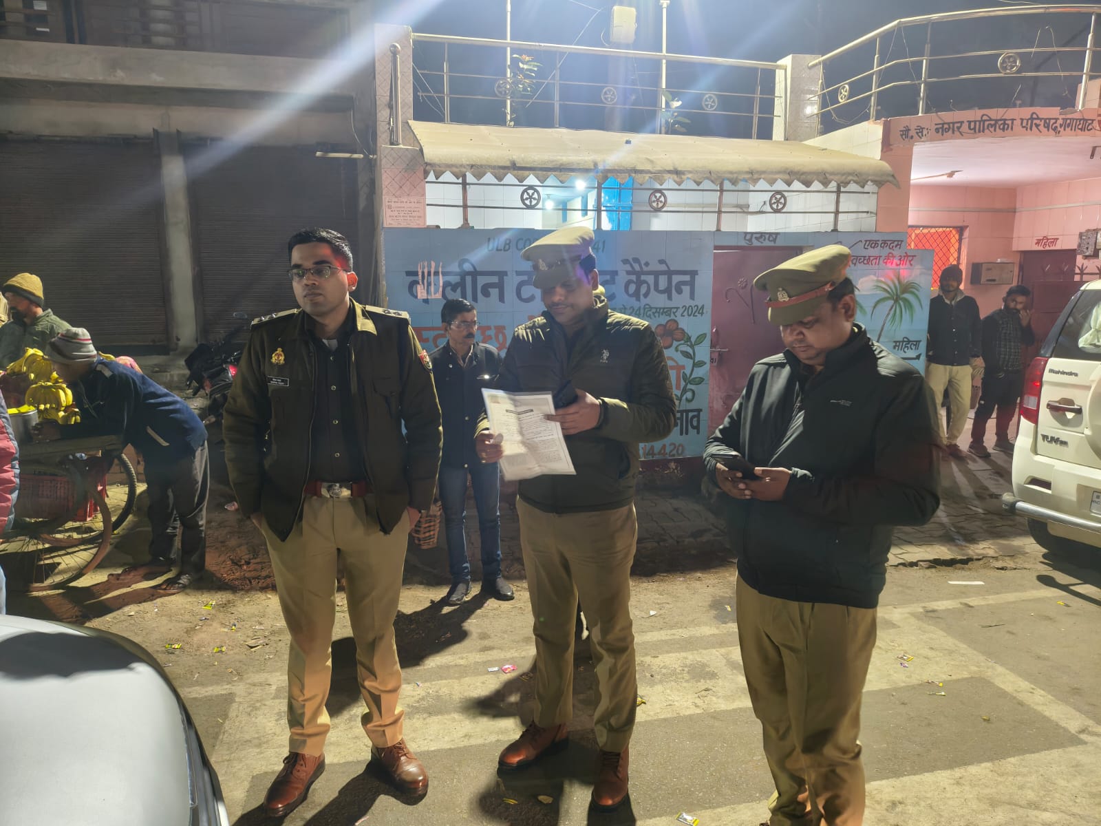 शुक्लागंज में 'खाकी' का पहरा: ASP दीपक यादव ने भारी पुलिस बल के साथ सड़कों पर किया पैदल गश्त