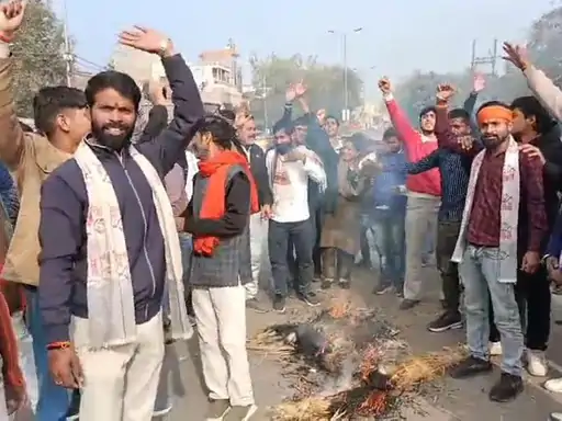 उन्नाव में आक्रोश की ज्वाला: 'खून' से लथपथ बांग्लादेशी हिंदुओं के लिए सड़कों पर उतरा VHP-बजरंग दल