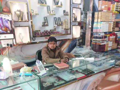 कानपुर में 'गुंडाराज' या पुलिस का सफेद झूठ? ज्वेलर्स कारोबारी की कनपटी पर तमंचा सटाकर लाखों की लूट