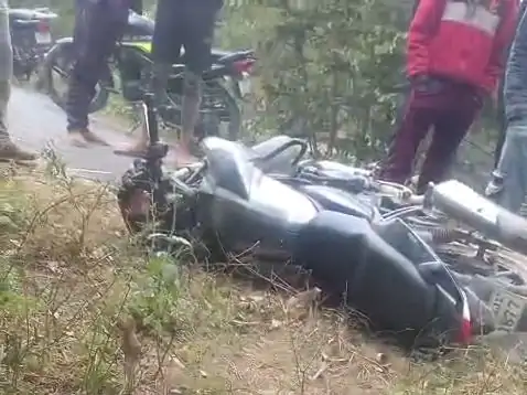 उन्नाव में दिनदहाड़े 'गैंगवार' स्टाइल मर्डर: सेल्समैन के सिर में सटाकर मारी गोली, अपाचे बाइक और हेलमेट के बीच बिखरा मिला खून!