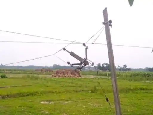 मौत के साये में अतर्रा के ग्रामीण: सड़कों पर झूल रहे हाईटेंशन तार