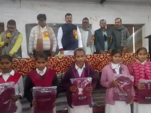 ठिठुरन भरी ठंड में 225 मासूमों को मिला 'स्वेटर का सुरक्षा कवच'