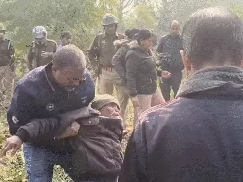 कानपुर में बुलडोजर एक्शन पर 'हाईवोल्टेज' ड्रामा