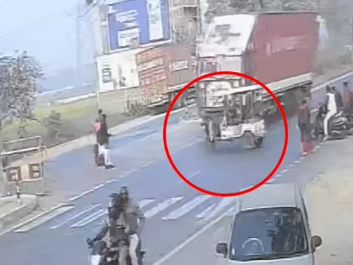 नातिन का बर्थडे मनाकर लौट रहे ई-रिक्शा चालक को ट्रक ने रौंदा
