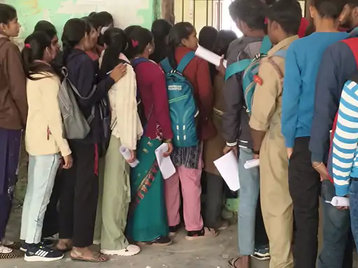 अतर्रा पीजी कॉलेज में परीक्षाओं का आगाज: कड़े पहरे में छात्रों ने दी परीक्षा, गेट पर हुई सघन तलाशी; प्राचार्य ने कहा- 'नकल विहीन परीक्षा हमारी प्राथमिकता'