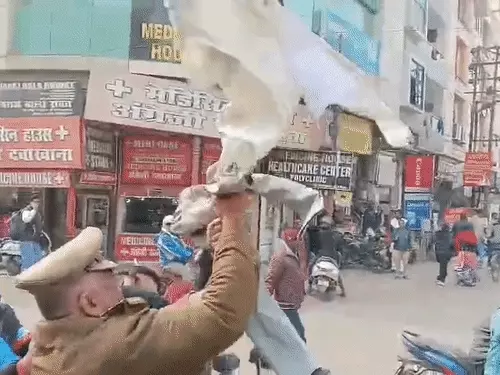 तिलक हॉल के बाहर NSUI कार्यकर्ताओं और पुलिस में तीखी झड़प,