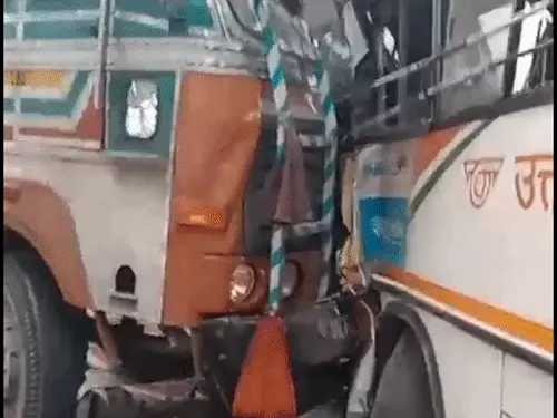 कोहरे का ‘डेथ वारंट’ या सरकारी सिस्टम की लापरवाही? बांगरमऊ में रोडवेज बस और कंटेनर की भीषण भिड़ंत; 5 जिंदगी दांव पर, 25 की जान से खिलवाड़!