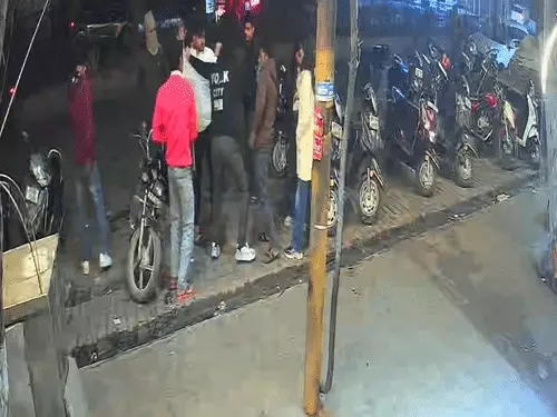 पहले वाले ने दोस्तों संग बोला धावा; जड़े दनादन 21 थप्पड़!