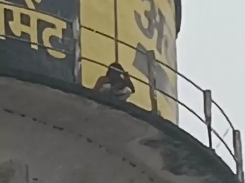 पति से झगड़कर टंकी पर चढ़ी पत्नी
