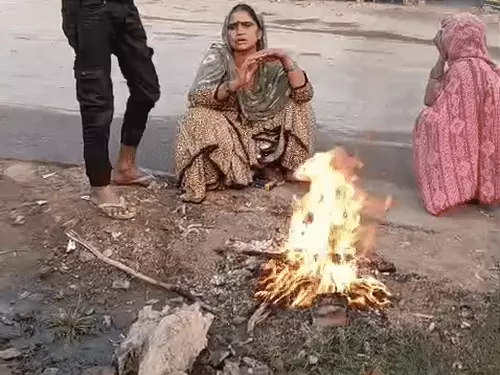 कानपुर में बर्फीली हवाओं ने बढ़ाई गलन: 9 डिग्री तक गिरा पारा, अलाव बने सहारा