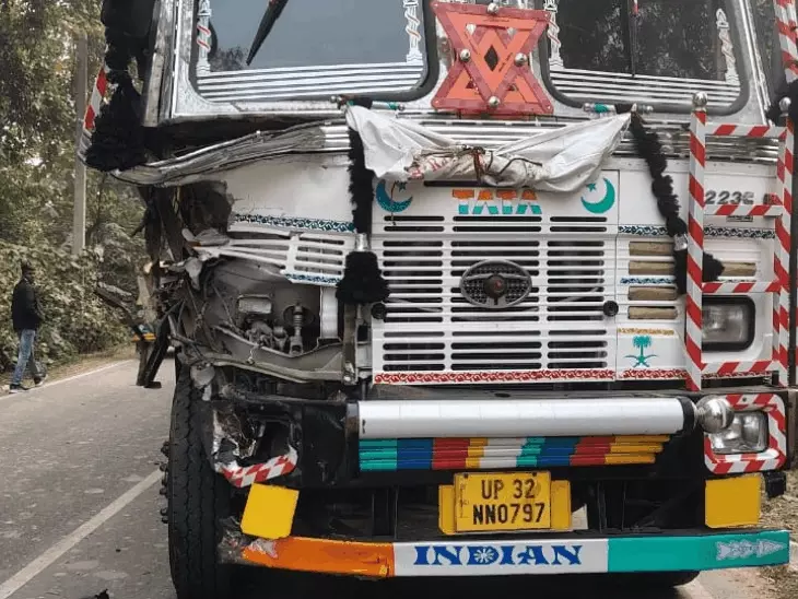 ट्रक और ट्रैक्टर की भीषण टक्कर में दो टुकड़ों में बंटा वाहन
