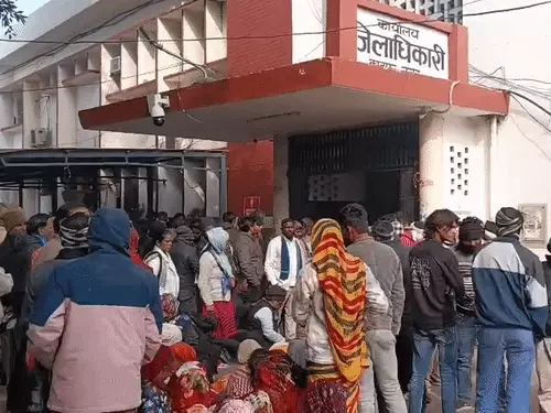 DM दफ्तर के बाहर लाश रखकर प्रदर्शन