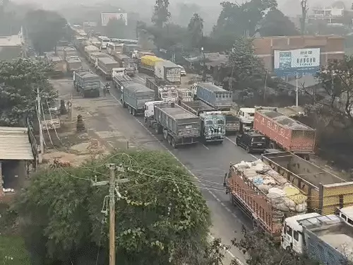 कानपुर–सागर हाईवे बना 'नरक': 50 KM लंबा जाम