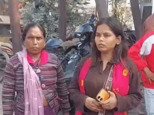 इंसाफ की गुहार लगाने कोर्ट जा रही महिला को बीच सड़क पति ने पीटा
