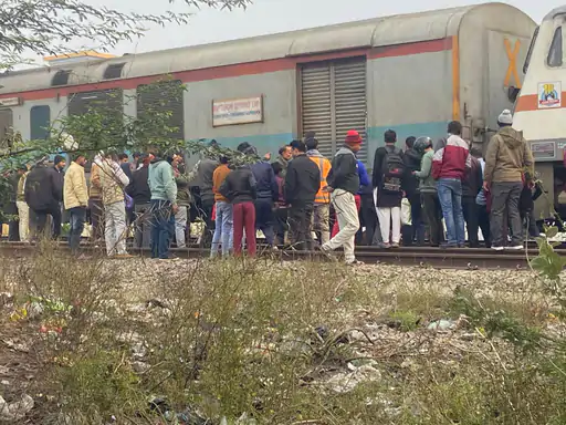 गोरखपुर-त्रिवेंद्रम एक्सप्रेस के इंजन में फंसा सांड