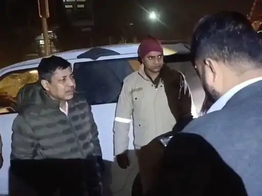 गश्त के दौरान पलटी दिखी कार