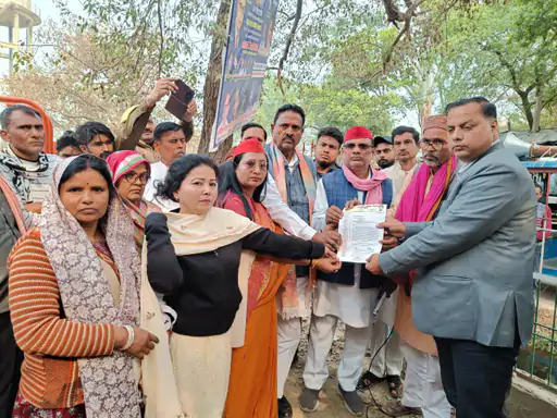 पूर्व मंत्री के नेतृत्व में व्यापारियों ने घेरी तहसील