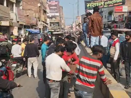 गाड़ी निकालने को लेकर चले लात-घूंसे, तमाशबीन बनी रही पुलिस