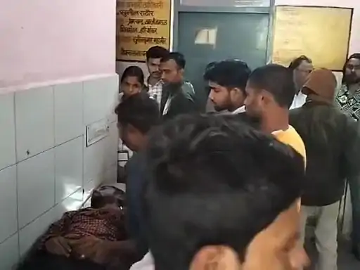घर के मेन गेट पर फंदा लगाकर की खुदकुशी