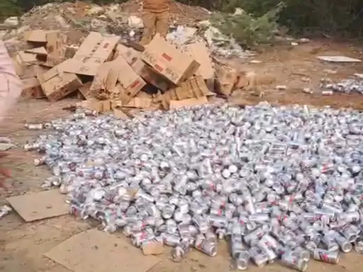 आबकारी विभाग ने 'एक्सपायर' हो चुकी 39 पेटी विदेशी शराब पर चलवाया लोडर; प्रशासन ने दी सख्त चेतावनी