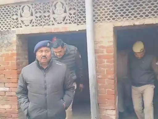 घर के भीतर बेड के नीचे मिला 40 वर्षीय व्यक्ति का शव