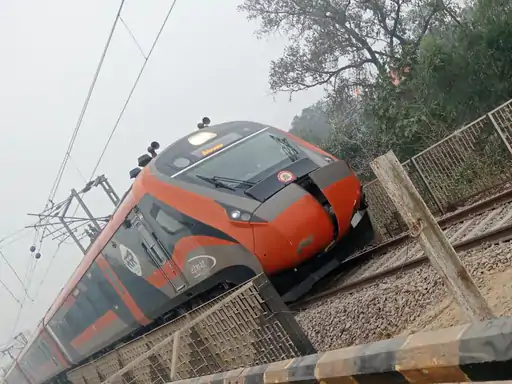 सीतापुर में मवेशी से टकराई सेमी-हाईस्पीड ट्रेन