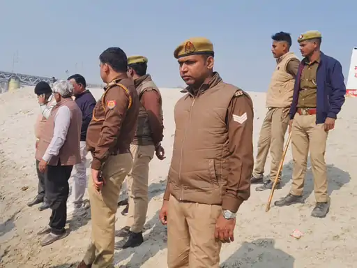 कटान के चलते प्रशासन ने बदले घाट