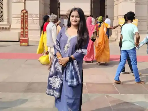 मंदिर से लौटते समय माथे पर लगी ईंट