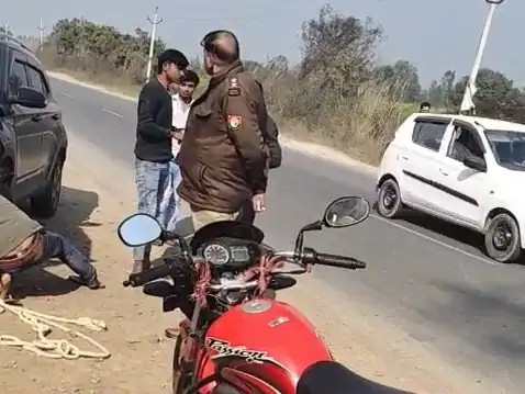 पुलिस ने गाड़ियां घेरीं, अंधेरे का फायदा उठाकर भागे तस्कर