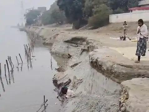 माघ मेले के नाम पर शुक्लागंज की बलि? गंगा का बढ़ता जलस्तर और तेज कटान बना काल, प्रशासन की चुप्पी से बढ़ रहा खतरा