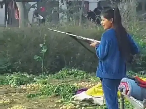 सोशल मीडिया पर वायरल होते ही पुलिस के रडार पर आई 'हथियारबंद' हसीना