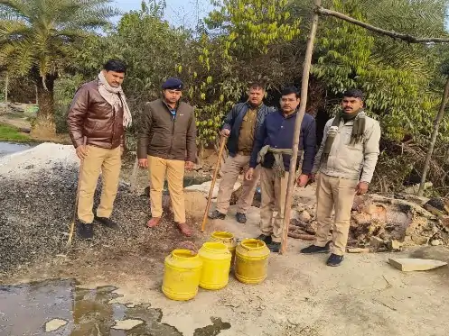 उन्नाव में कच्ची शराब के गढ़ पर प्रहार: 8 भट्ठियां जमींदोज, 600 किलो लहन नष्ट; पुलिस की दबिश से माफियाओं में हड़कंप