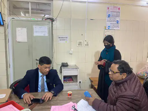 उन्नाव जिला अस्पताल में एडी स्वास्थ्य का छापा