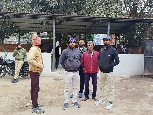 बिजली के पोल से टकराई बाइक, राज मिस्त्री की मौत