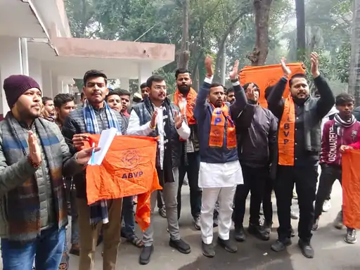 कचेहरी पुल के नीचे 'गुंडई' और 'कब्जे' पर भड़की ABVP