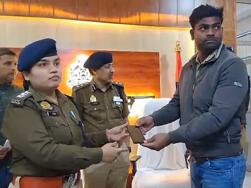 'ऑपरेशन मुस्कान' के तहत बरामद किए 20 लाख के 101 मोबाइल