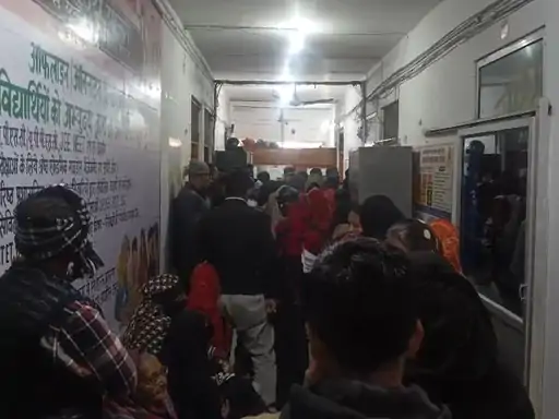 SIR नोटिस पर उमड़ा जनसैलाब, 4 घंटे देरी से पहुंचे साहब